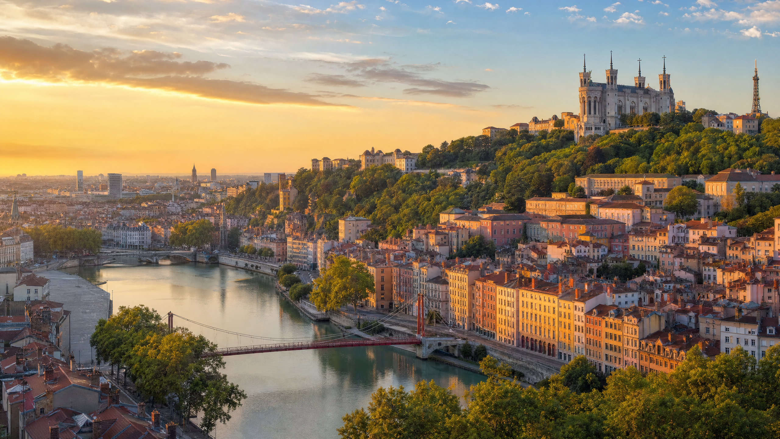 Vue panoramique de Lyon avec la Basilique Notre-Dame de Fourvière et le Vieux Lyon, Rhône (69000)