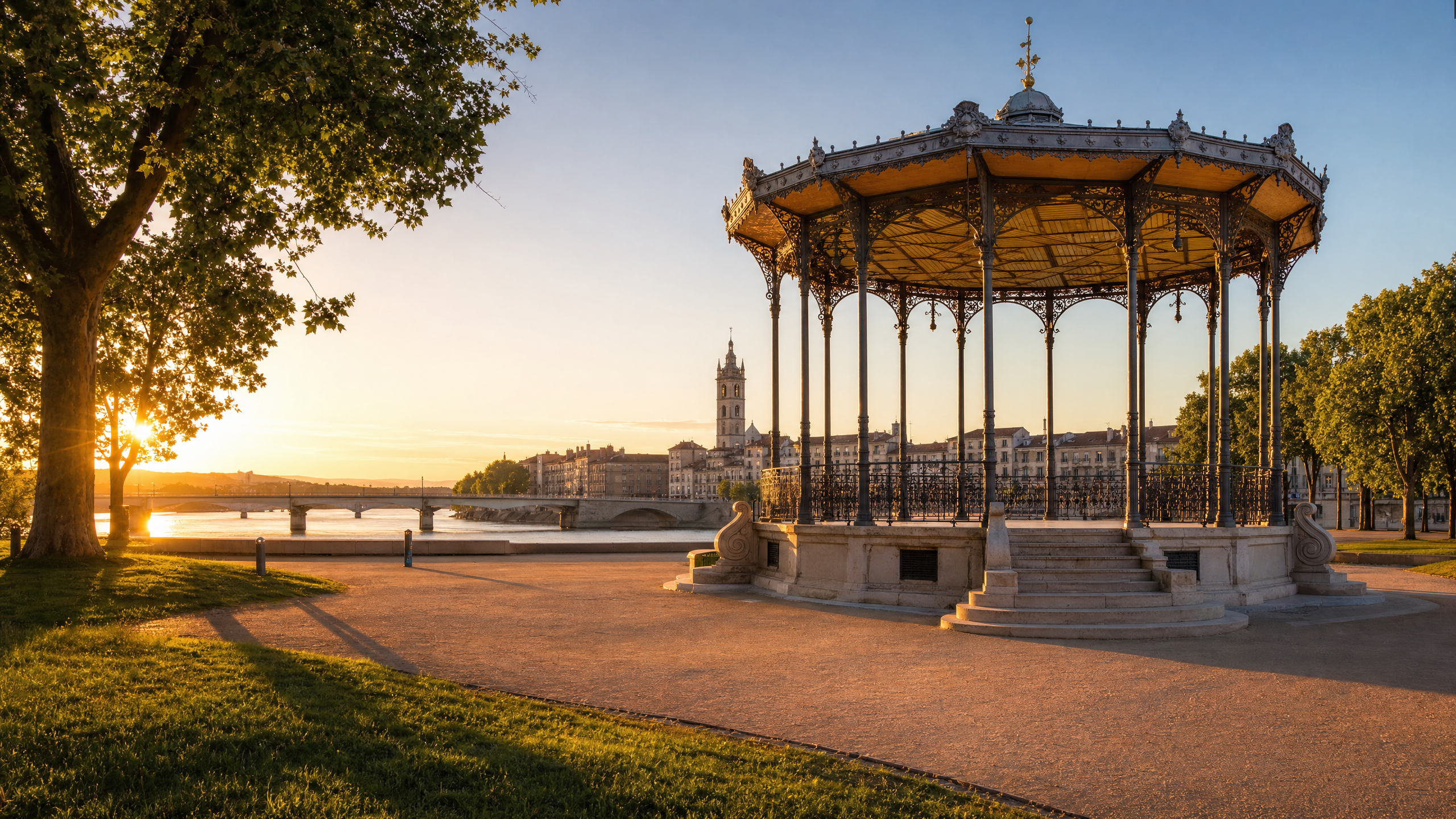 Vue du Kiosque Peynet sur le Champ de Mars à Valence avec le Rhône, Drôme (26000)