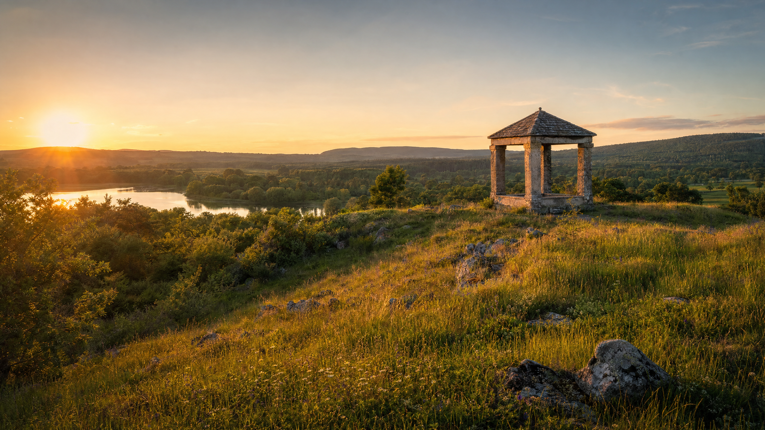 Vue de Villefontaine avec le Pavillon des Quatre Vents et l'Étang de Saint-Bonnet, Isère (38090)